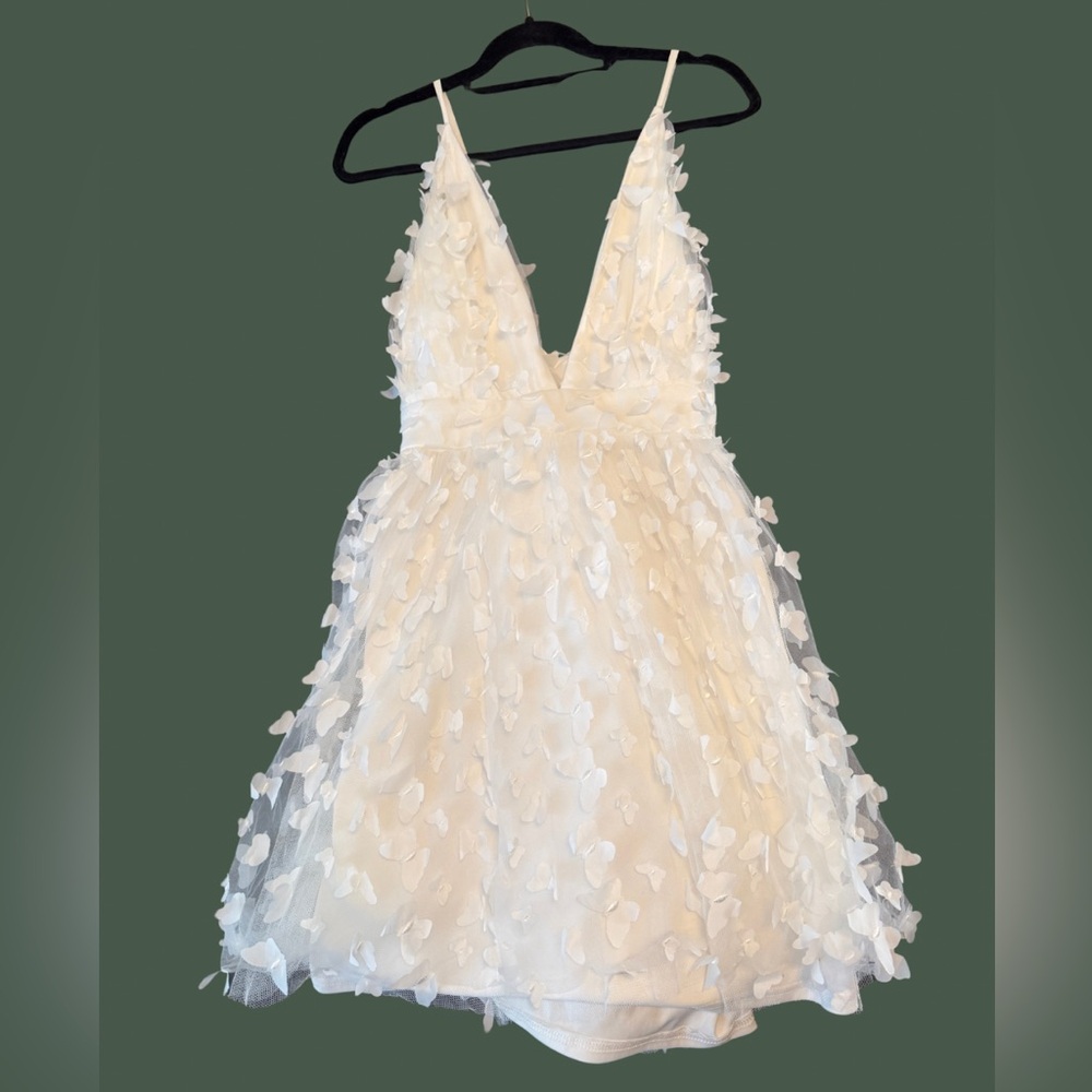 Plus Size 1 XL Elegant White Sleeveless Mini Dress with Butterfly Appliqué
